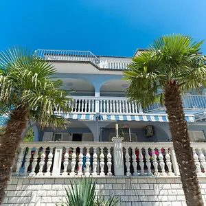 https://villa-blue.primorje-gorskikotar.com